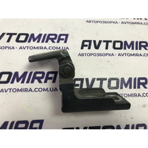 Петля дверей передніх правих нижня Opel Corsa D HB 5дв. 2006-2014 13180568